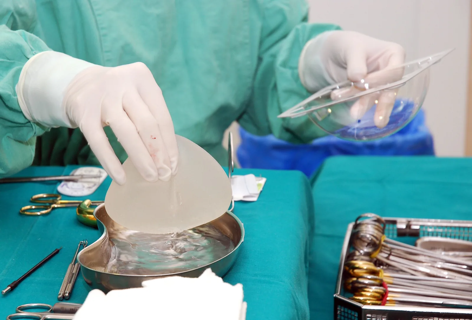 Vorbereitung eines Brustimplantats im Operationssaal
